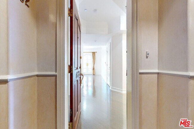 Building Photo - 353 S Reeves Dr