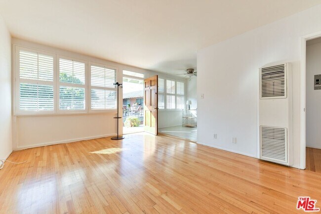 Primary Photo - 2033 Cloverfield Blvd