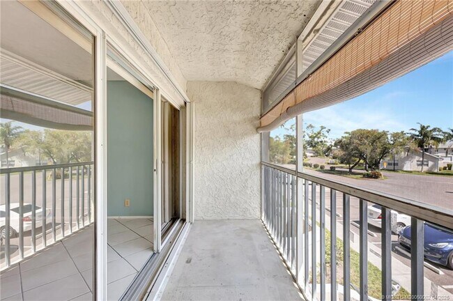 Building Photo - 1504 SE Royal Green Cir