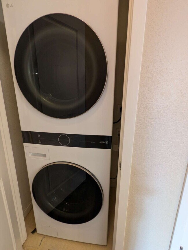 Building Photo - Beautiful 2BD/2BA Condo with Garage in Parkhill