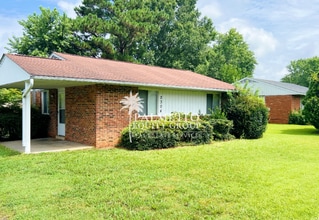 Building Photo - 2304 Madre Pl