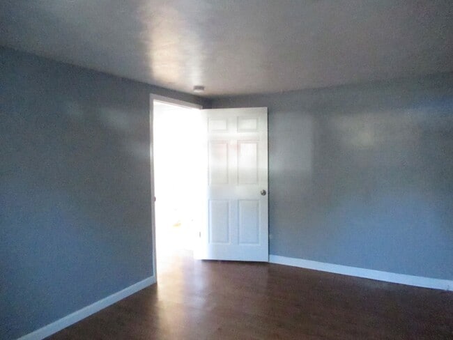 Building Photo - Spacious 3 bed/1 bath basement unit availa...