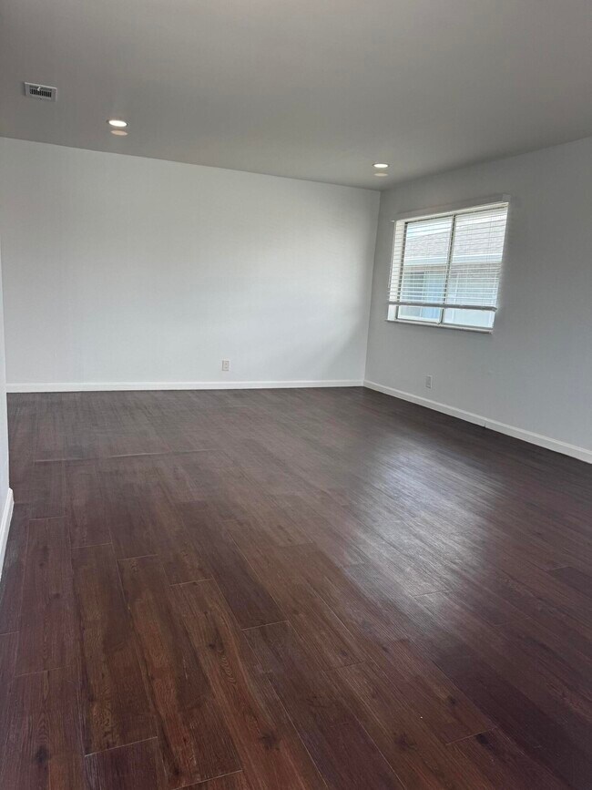 Building Photo - 206 E Tiffany Dr