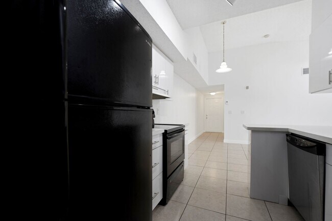 Building Photo - SPACIOUS 2/2 UNIT CENTRALLY LOCATED