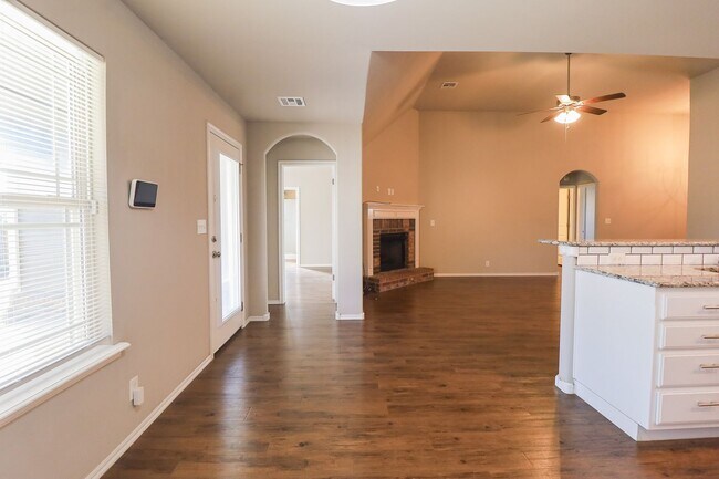Building Photo - 3 Bed | 2 Bath in Broken Arrow!