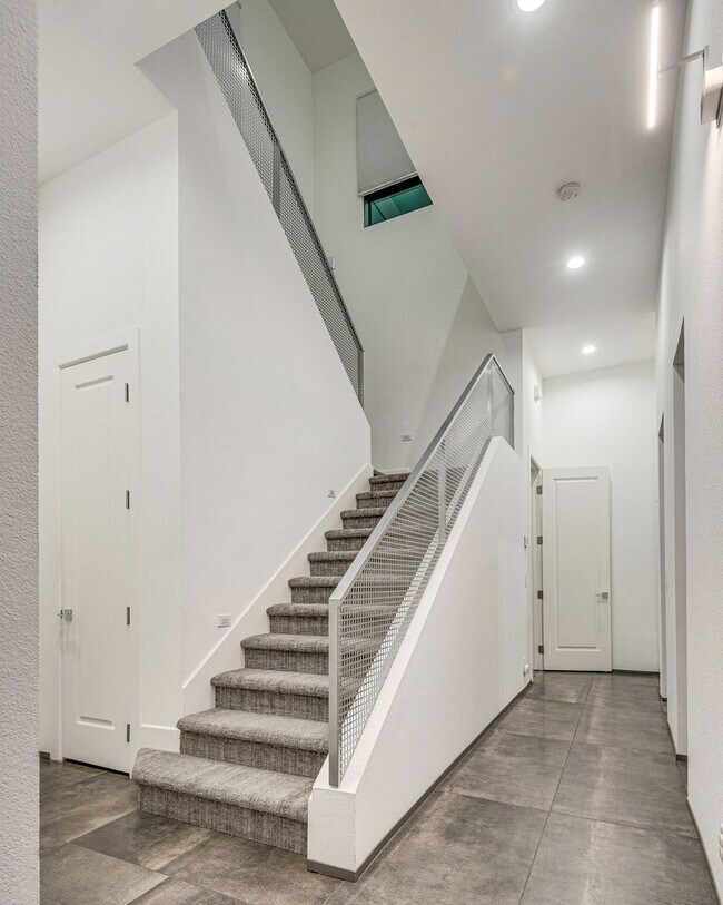 Building Photo - Luxury Summerlin Living in Gated Canyon Cr...