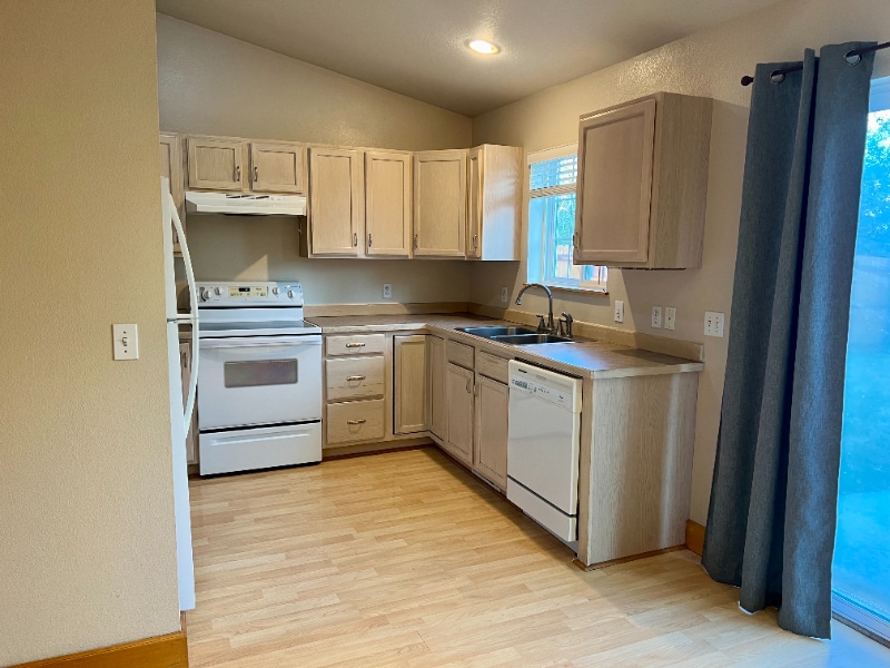 Building Photo - 2515 Lily Dr