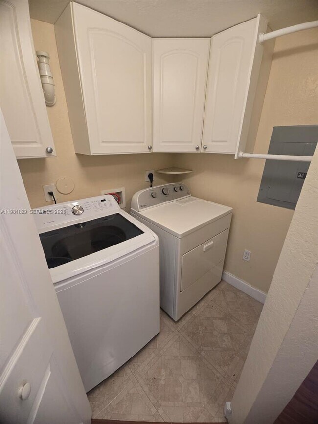 Building Photo - 2536 Centergate Dr