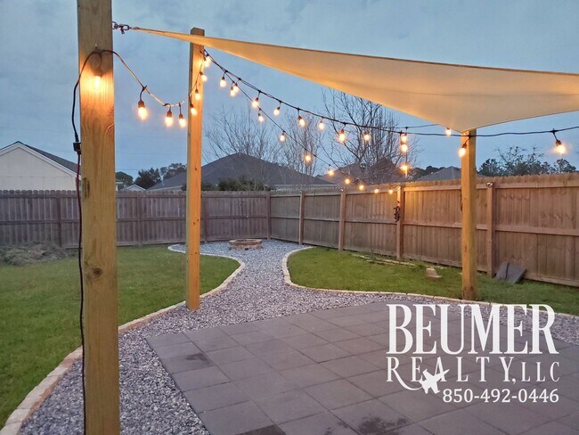 Building Photo - 3 bedroom 2 bath home with Beautiful Backyard