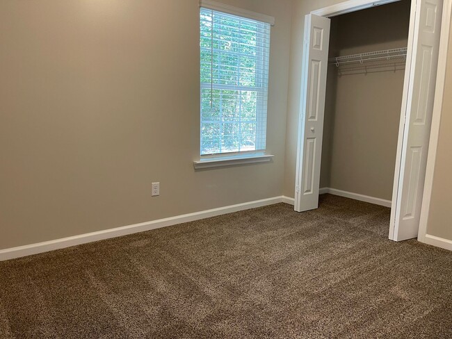 Building Photo - Move in Special  $500.00 off first and sec...