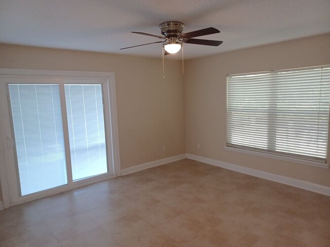 Building Photo - Gorgeous 3 BR 2 BA Lake View Rental