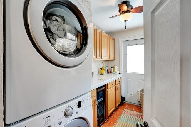 Building Photo - 131 SE 13th St