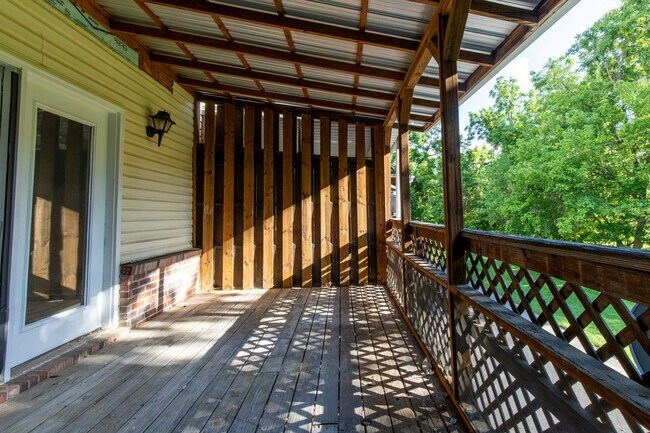 Building Photo - 3 story 2 bed 1.5 bath condo with large ga...