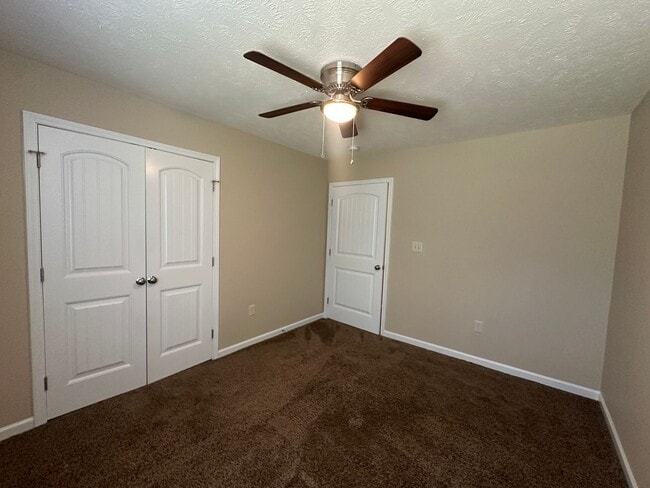 Building Photo - Beautiful 3 Bed 2.5 Bath Home with Spacious Fenced Yard