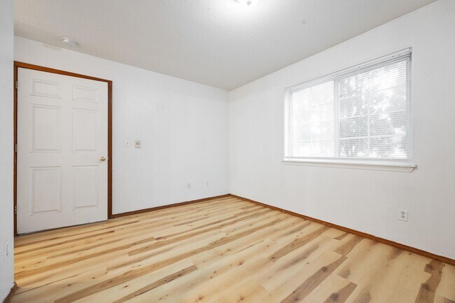 Building Photo - 1 Bed / 1 Bath Apartment – Updated Flooring – Convenient NE Portland Location
