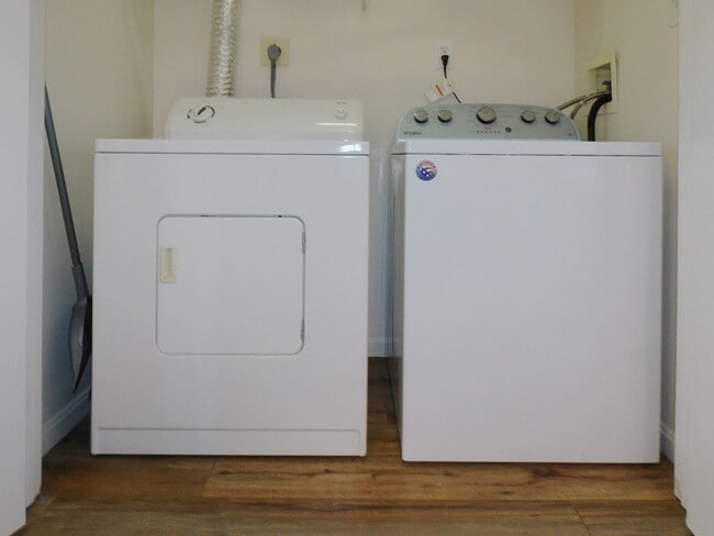 Building Photo - Recently Renovated 2 Story Inner Town Home...