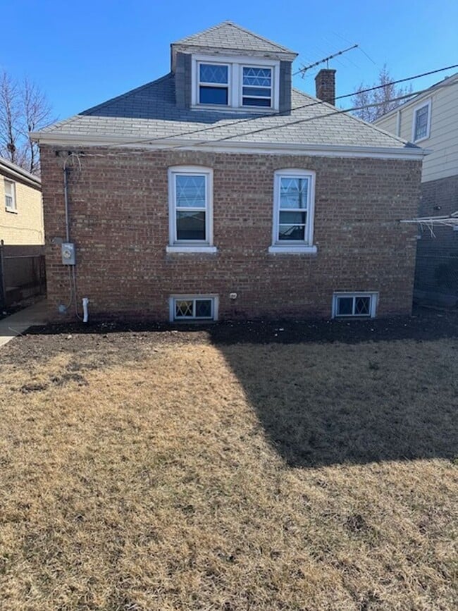 Building Photo - Garfield Ridge 4 Bedroom House