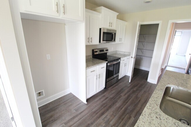 Building Photo - 6083 Forest Dr