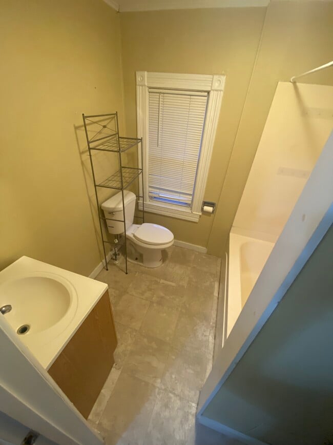 Building Photo - 47 Fairview St