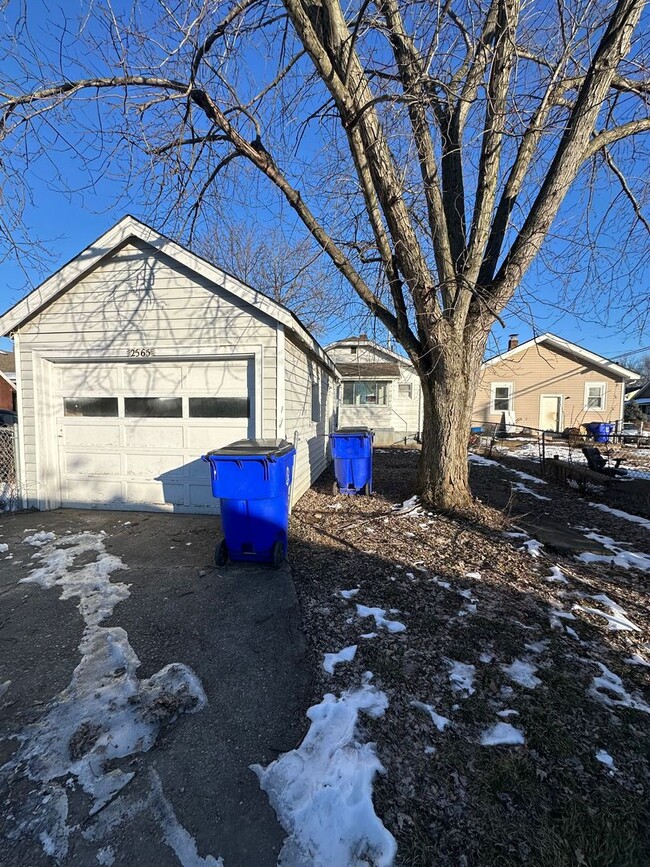 Building Photo - Quaint One Bedroom House- Quiet Neighborhood