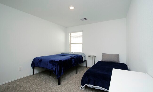 Building Photo - 9905 Gln Brk Ln