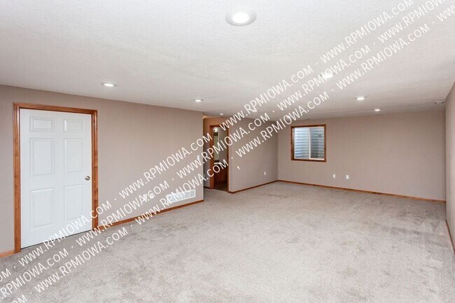 Building Photo - 738 NE Spring St