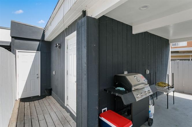 Entrance (L) - 408 S 33rd St