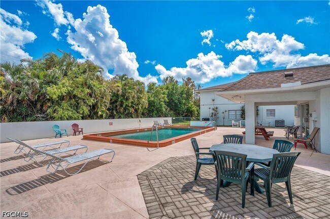 Building Photo - 203 SE 15th Pl