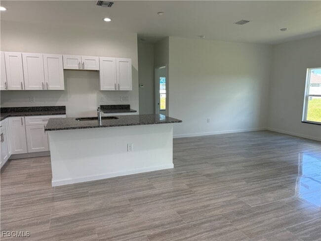 Building Photo - 1027 Eisenhower Blvd