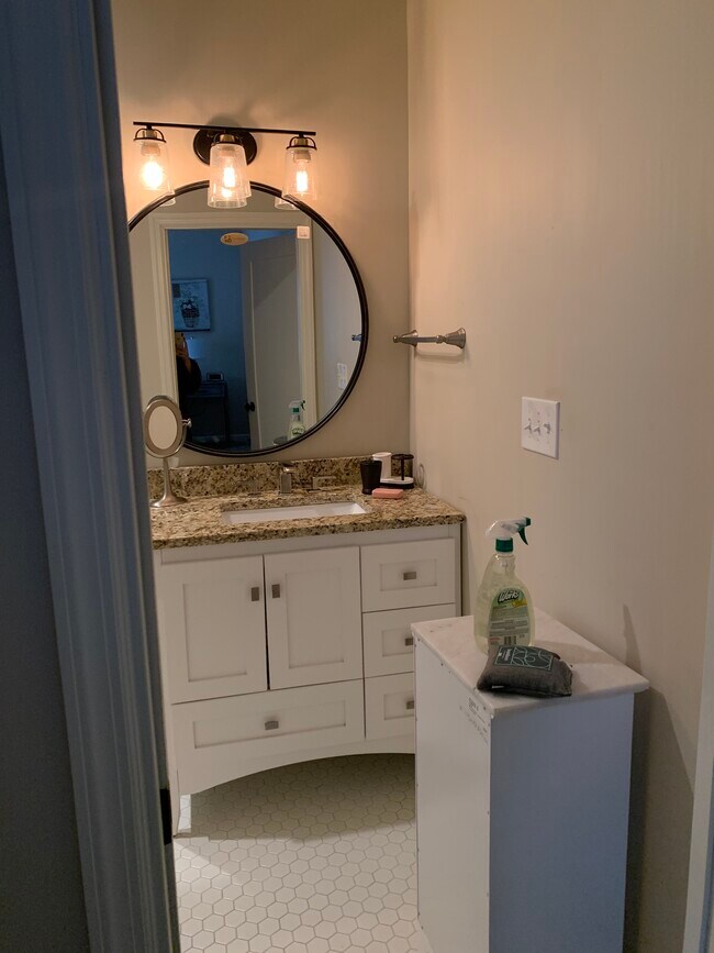 Large master bathroom - 2420 Derbyshire Rd