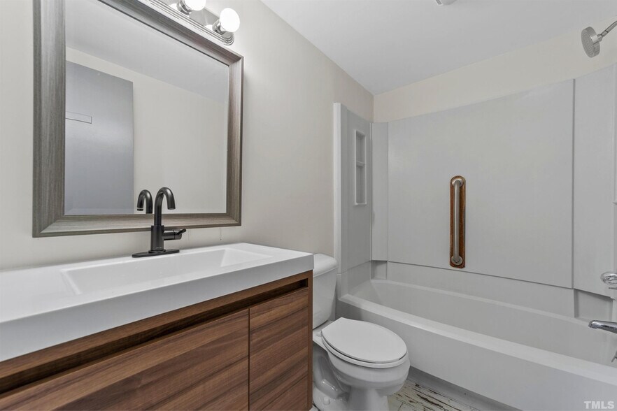 Building Photo - Room in Single Family Home on Buckingham Rd