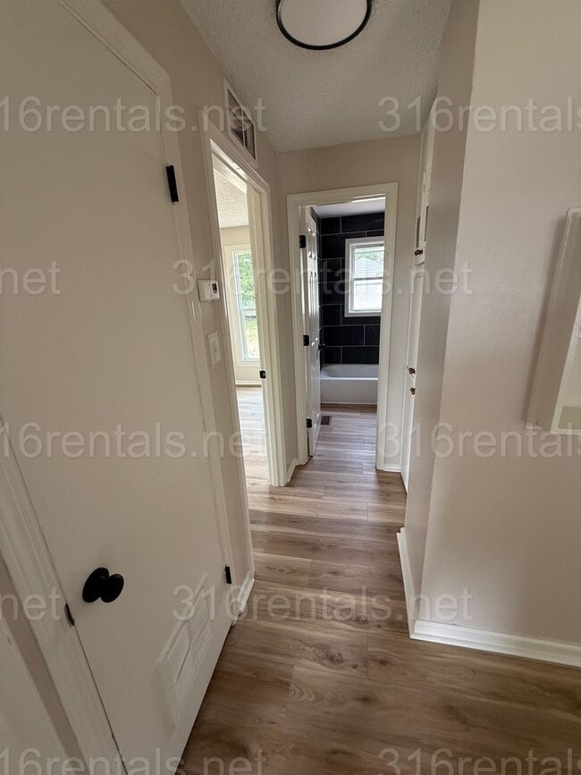Building Photo - $1350 - 3 bedroom / 1 bathroom - Newly Rem...