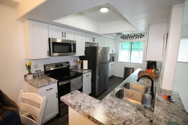 Building Photo - 2 Bedroom 2 bath condo
