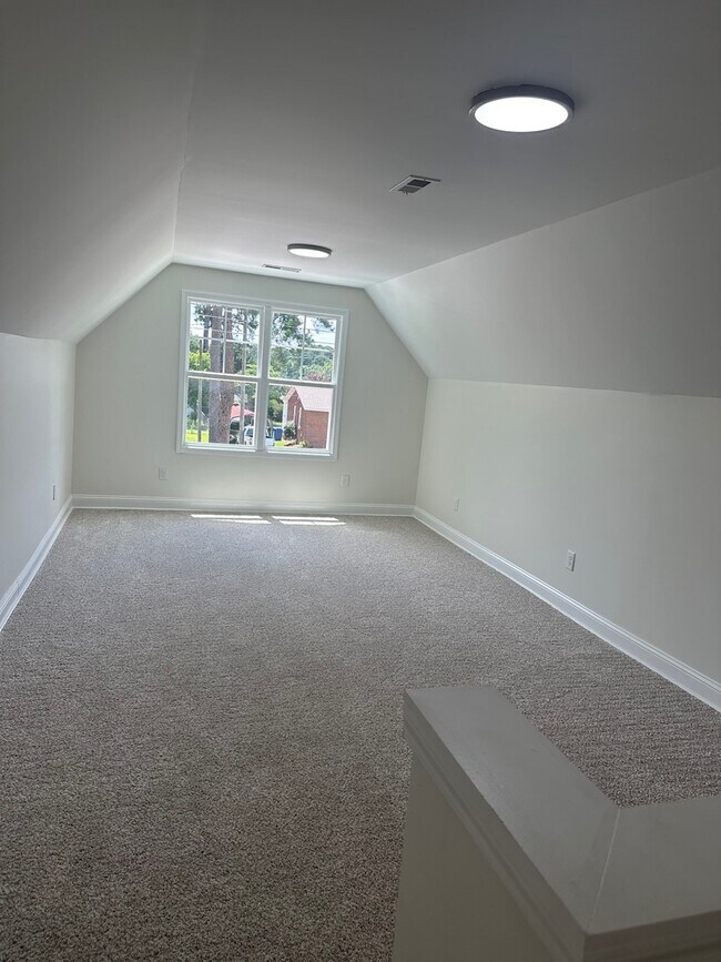 Building Photo - 645 Glensford Dr