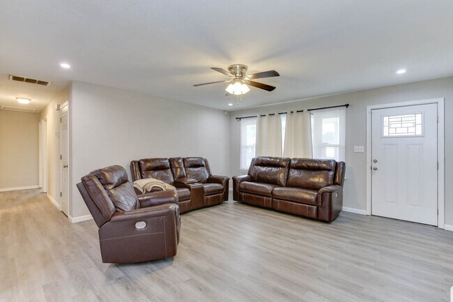 Building Photo - 1011 Robinson Rd