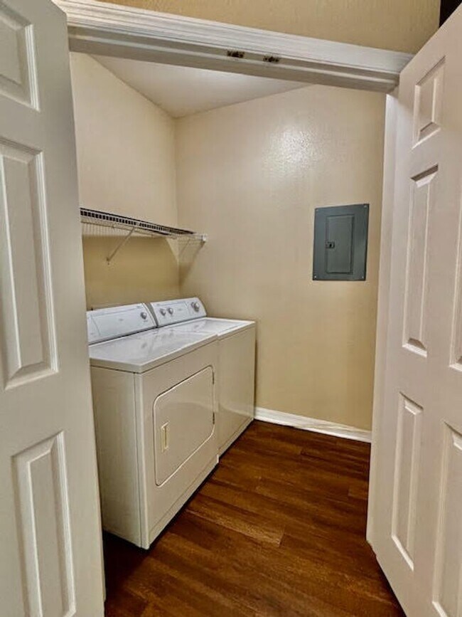 Building Photo - Awesome 3/2 Condo w/ a garage Gate Parkway...