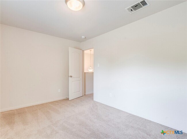 Building Photo - 209 Buckingham Dr