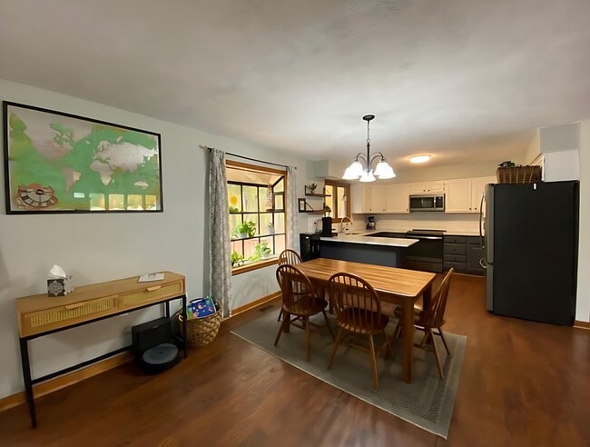 Building Photo - 8624 Valley Dr