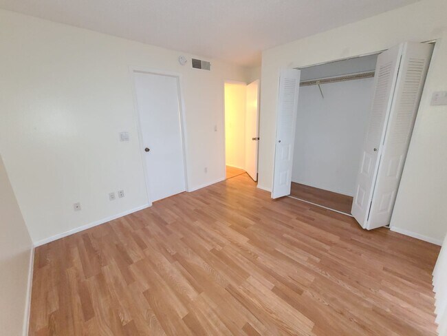 Building Photo - 7149 E Bank Dr