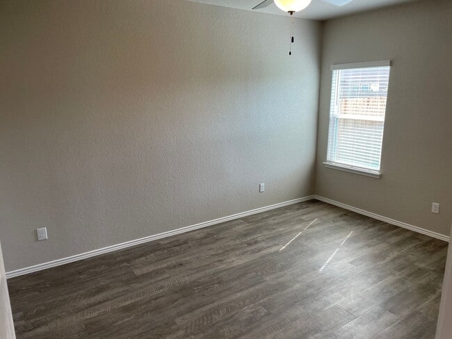 Building Photo - Three Bedroom | Two Bath Home in Scott's Hollow