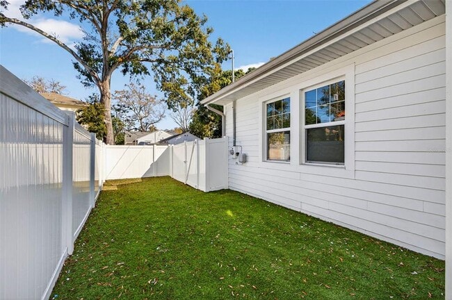 Building Photo - 611 24th Ave N