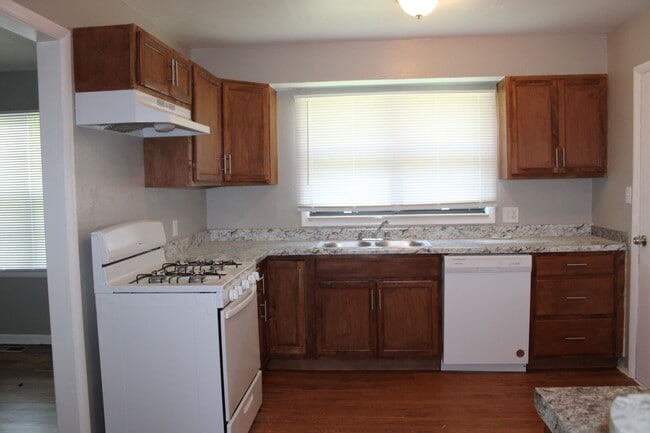 Building Photo - REMODELED!!  3 beds, 2 bath