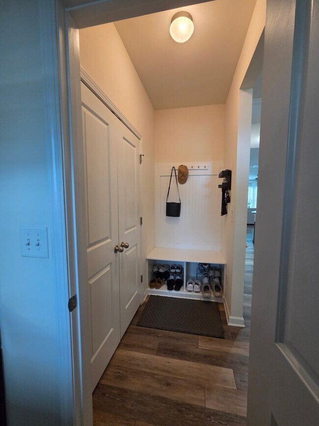 Building Photo - Well Maintained Large townhome in Steele Creek