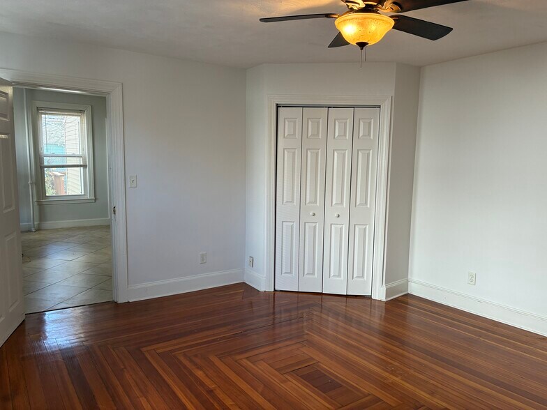 Building Photo - 77 King St