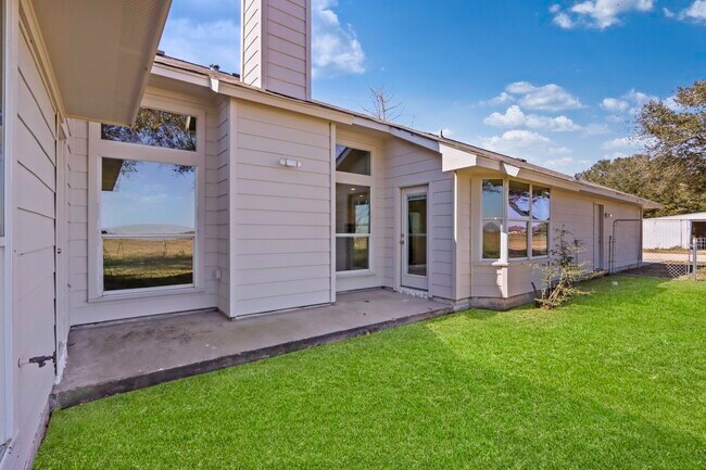 Building Photo - 2445 Woods Rd