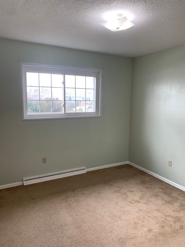 Building Photo - 3 BEDROOMS, PLUS BONUS ROOM, 2 BATHROOM, S...