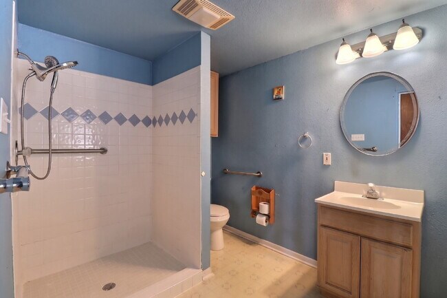 Building Photo - 4 Bedrooms and a Bonus Room + Move In Ready Package with Washer, Dryer and Refrigerator
