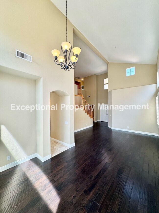 Building Photo - Ready to move in 4 bedroom 3 bath home with a loft and 3 car garage!