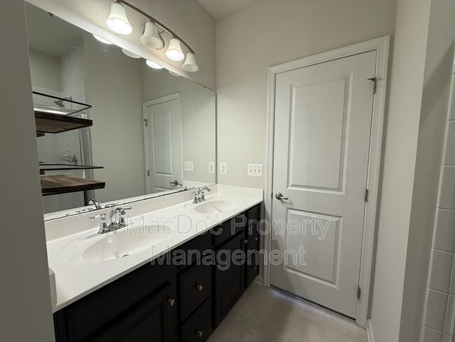 Building Photo - 505 Rolling Valley Dr