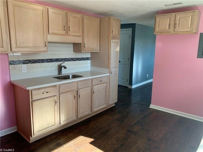 Building Photo - 1509 E Commerce Ave